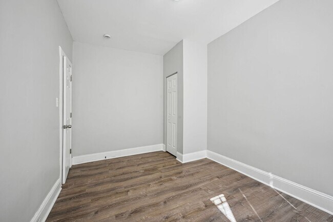 Building Photo - Newly Renovated 5BR/2BA Brownstone, Washer/Dryer