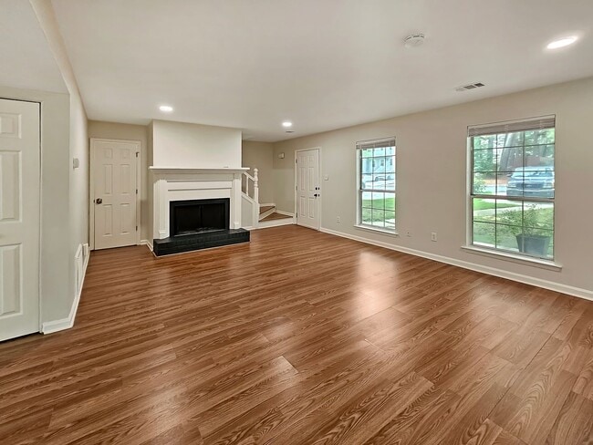 Building Photo - COMING SOON: Beautifully Updated 2/2.5 Townhome Near Truist Park