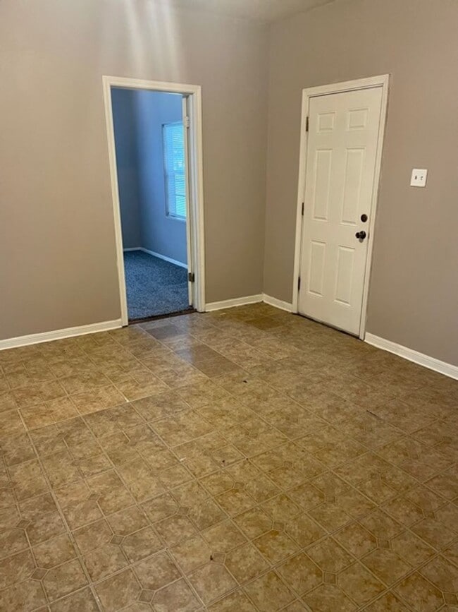 Building Photo - Mid August Move In