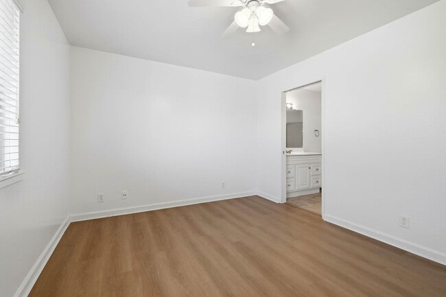 Building Photo - Updated Townhome with Garage!