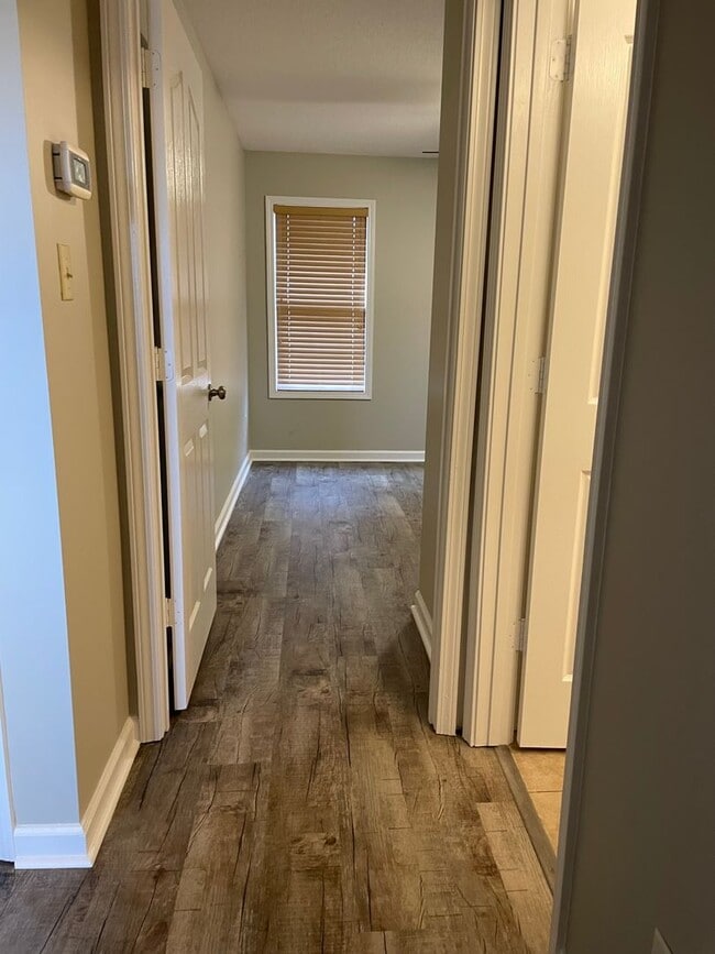 Building Photo - 3 Bedroom/ 2Bath Minutes from NEA Available NOW