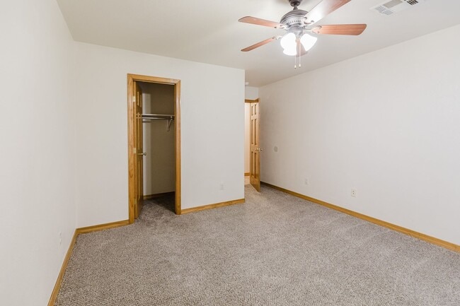 Building Photo - Spacious 4 Bedroom 2 Bath Home near Shopping