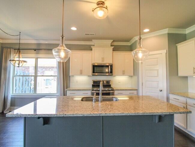 Building Photo - Great Location near Edgewater and Toyota F...