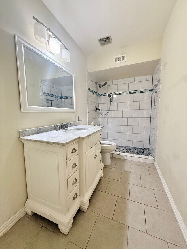 Building Photo - Charming one story Condo in Post Oak