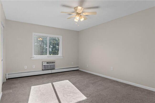 Building Photo - 752 QUAKER Ln