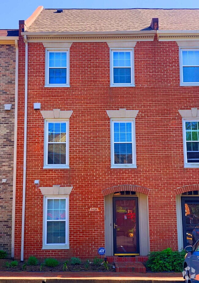 Building Photo - Sophisticated Townhome Steps from East Fal...