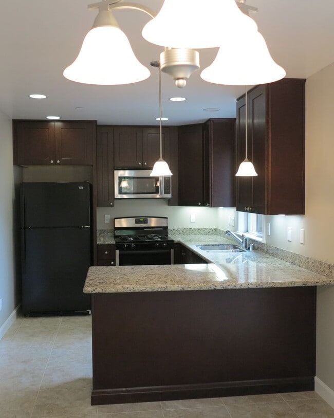 Building Photo - Charming 3 Bedroom & 2.5 Bathroom Available in Atascadero!