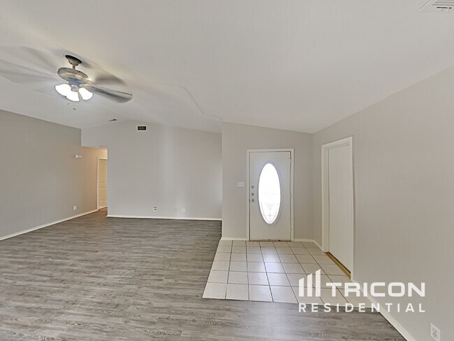Building Photo - 901 Loganwood Dr