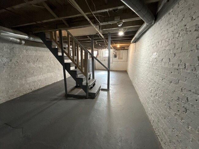 Building Photo - 450 E Lorraine Ave