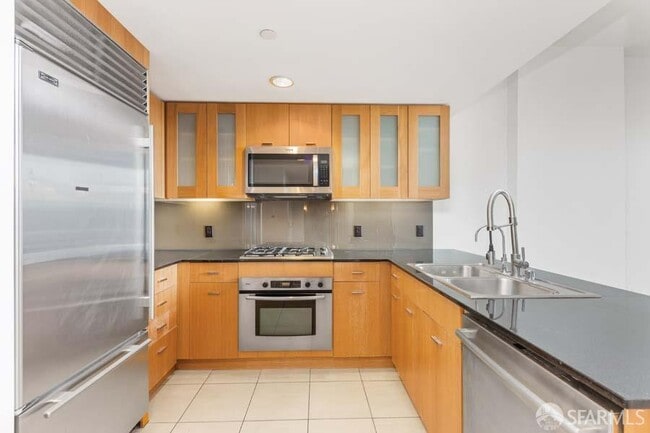 Building Photo - 333 1st St