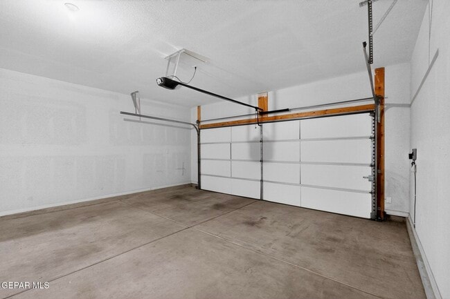 Building Photo - 220 S Manzanita Dr