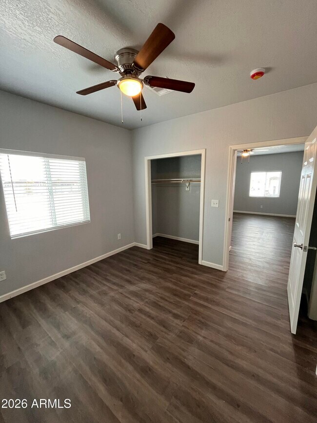 Building Photo - 713 W Adobe Dam Dr