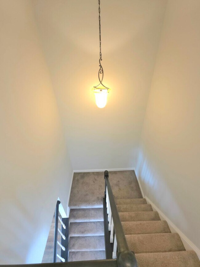 Building Photo - Move in Ready 3 Bedroom Townhouse in Yorktown!