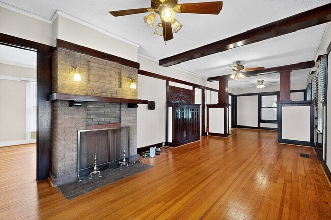 Building Photo - Downtown BUNGALOW 2 Bedroom 1 Bath
