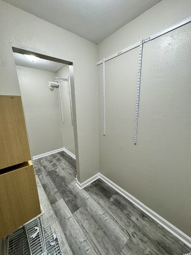 Building Photo - FRESHLY PAINTED 4 bedroom home in Lynn Haven!