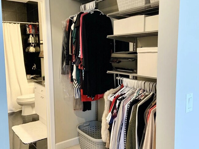 Building Photo - 15 S Throop St