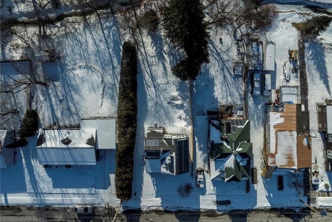 Building Photo - 122 Oak St