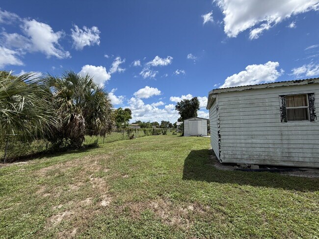 Building Photo - "Charming 1-Bed Oasis in Warm Mineral Springs - Cozy Living with 909 Sq Ft of Comfort!"