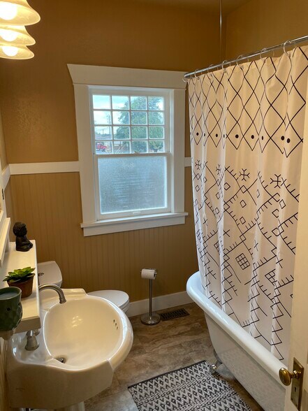 Building Photo - 237 Basin St SW