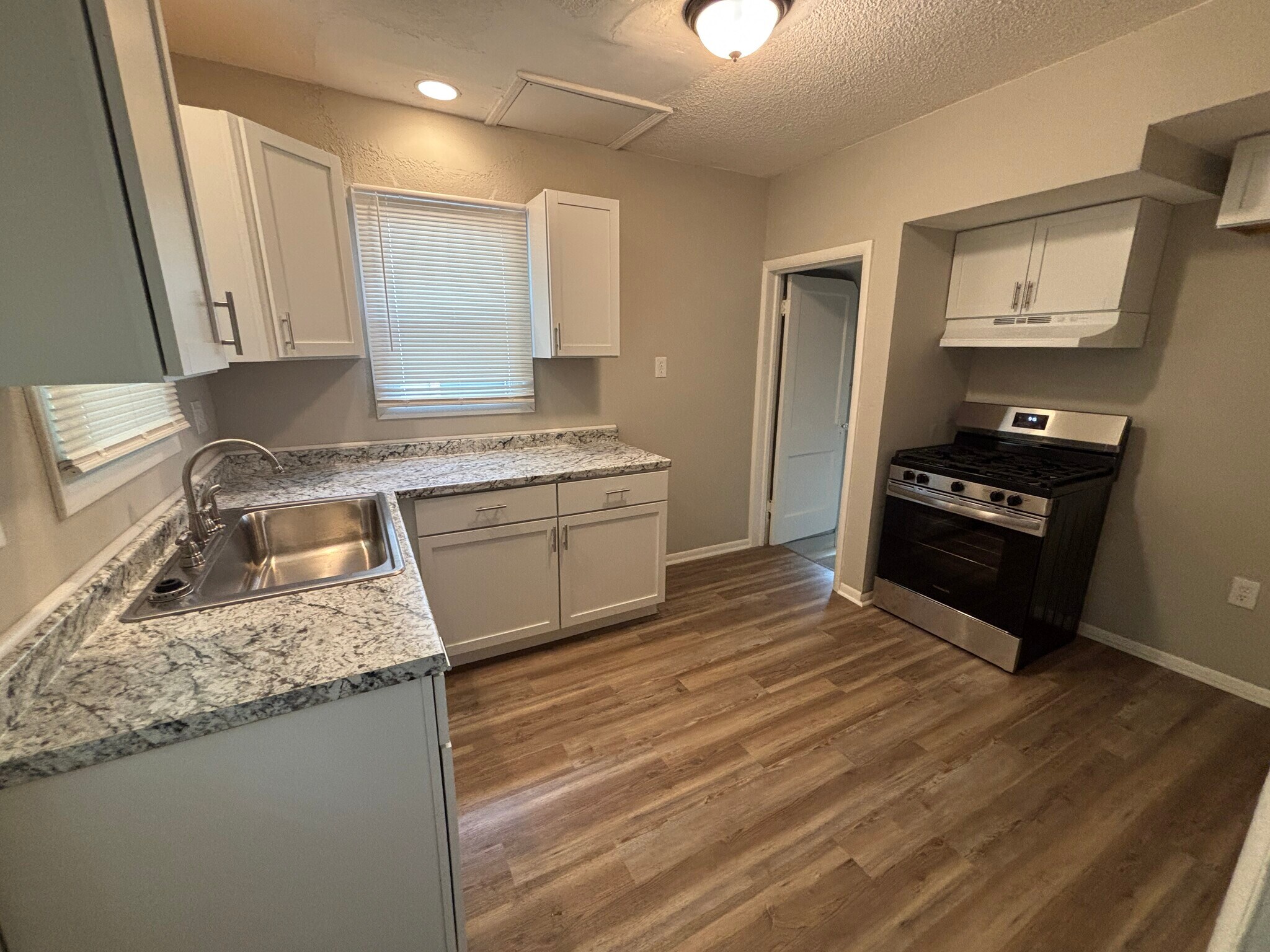 Building Photo - 3524 Leybourn Ave