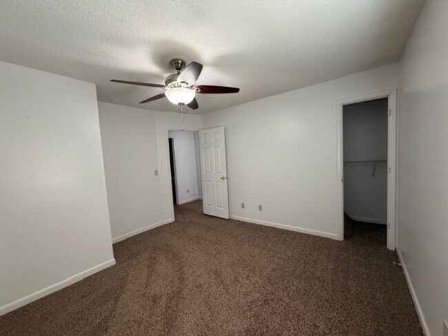 Building Photo - 2 Bedroom 1.5 Bath Duplex