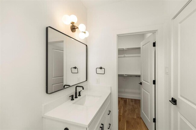 Building Photo - 1038 W 31st St