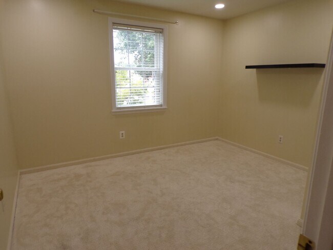 Building Photo - WOW Factor Home in Alexandria