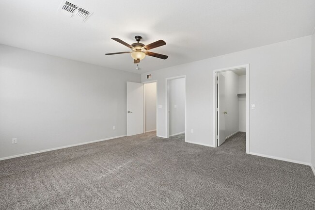 Building Photo - HUGE 6 Bedroom Home - Westgate and Freeways Nearby!