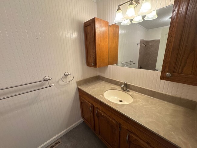 Building Photo - 4 Bedroom 3 Baths Southeast!  $2395