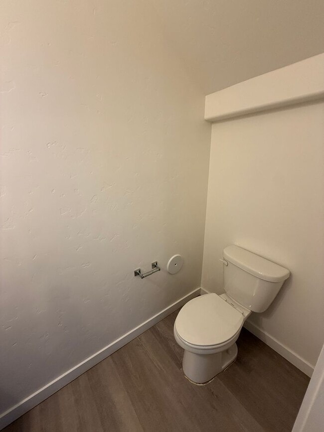 Building Photo - Available Now- Beautiful Nampa Townhome