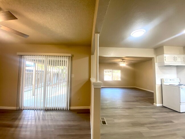 Building Photo - $1,895 Peach & Mckinley, 3 Bedroom - E. Ho...