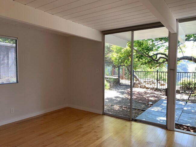 Building Photo - 5559 Greenridge Rd
