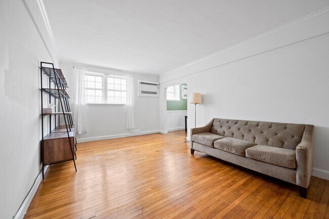 Building Photo - 56 Elm St