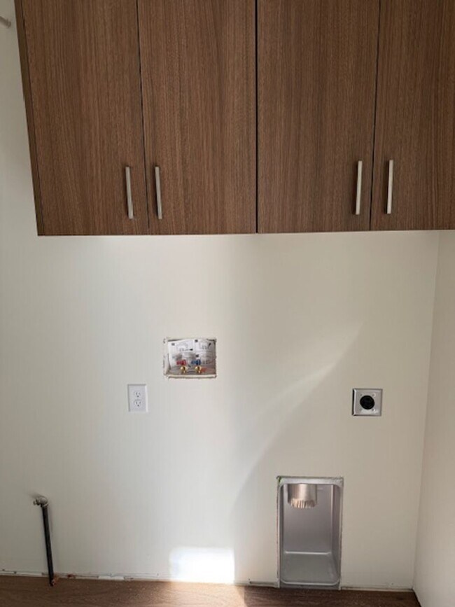 Building Photo - Half off first months rent - Beautiful townhome with 2 car garage, Central Air and Master Suite