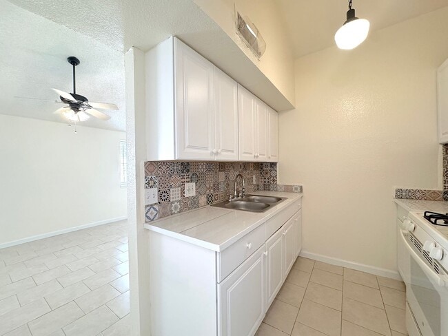 Building Photo - Refrig A/C 2bed/2bath Duplex with Bonus Room!