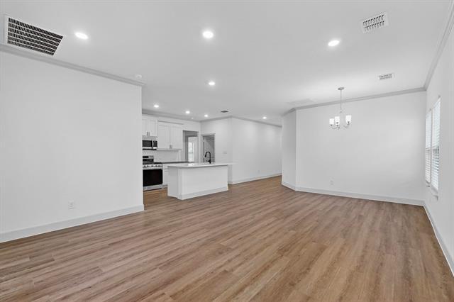 Building Photo - 560 Oak Crk Dr
