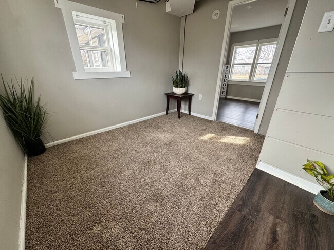 Building Photo - 2 bed, 1 bath home for rent in Waterloo