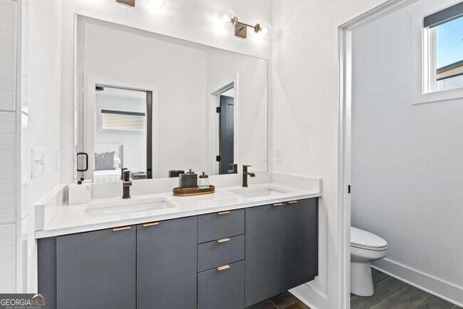 Building Photo - 2424 Memorial Dr SE