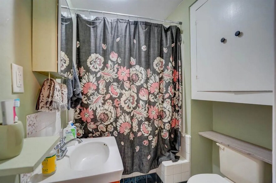 Bathroom - 1027 Drake St