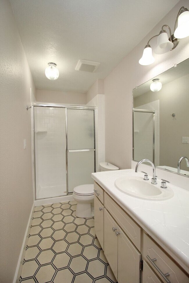 Building Photo - Freshly Remodeled Sprawling 3 Bed, 2 Bath ...