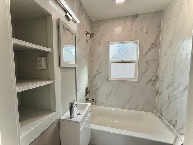 Building Photo - Avenues Home Available Now