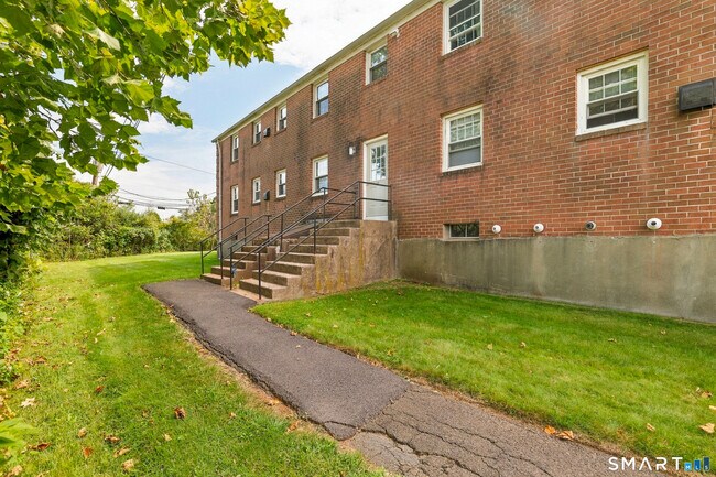 Building Photo - 45 Brewster Rd