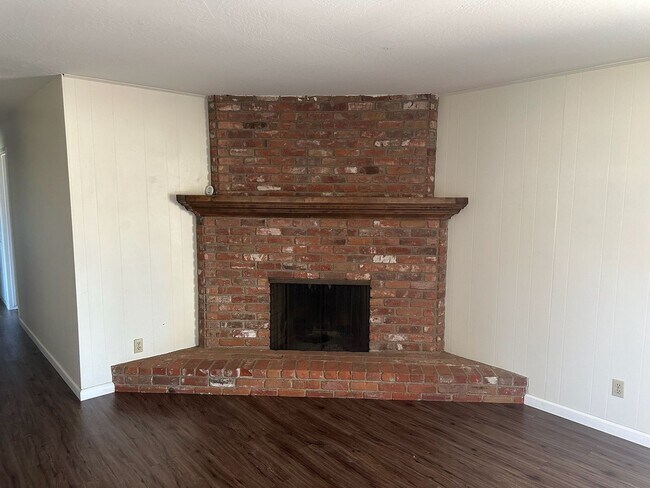 Building Photo - 11465 Ave 200