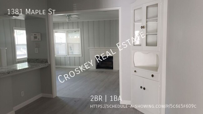 Building Photo - Remodeled unit, close to schools, easy acc...