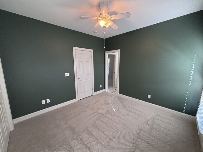 Building Photo - 420 Lake Forest Dr SE