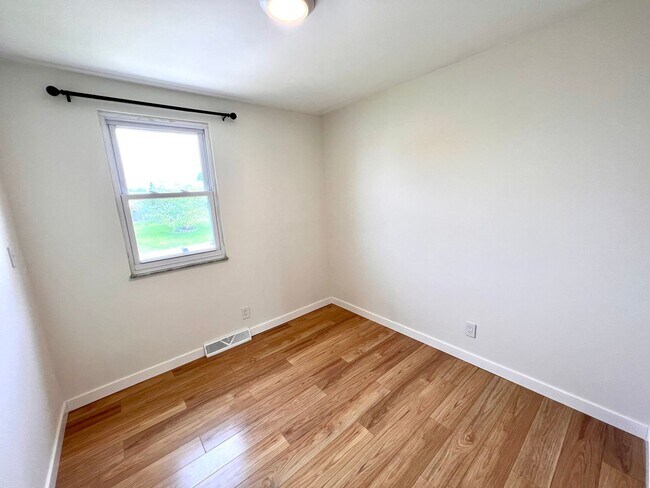 Building Photo - Absolutely Stunning Home! - 3 Bedroom 2 Fu...