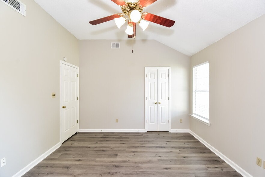 Building Photo - 7653 Fox Hunt Dr E