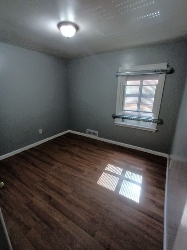 Building Photo - 3 bed ranch on Detroit's East Side Now Ava...