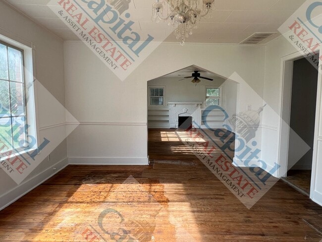 Building Photo - Spacious 3 Bedroom