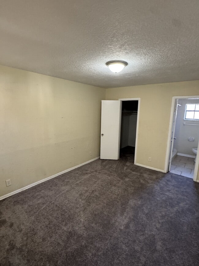 Building Photo - "Spacious 4-Bedroom Oasis with 2 Baths in Tampa – Your Perfect Family Retreat!"